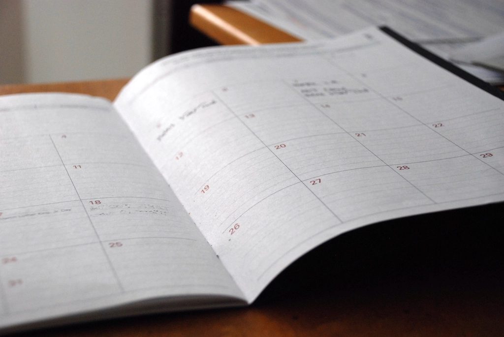 Agenda de planejamento aberta na página do calendário mensal