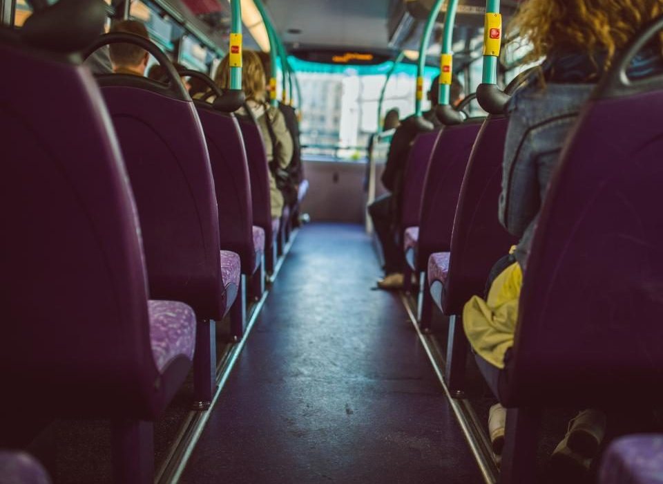 Interior de um ônibus com poltronas vazias no começo da manhã