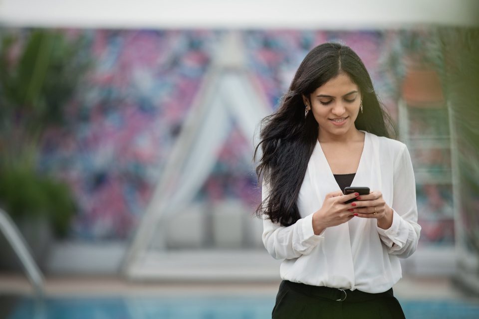 Mulher olhando mensagens no celular